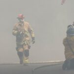 DESPUÉS DE 6 HORAS, BOMBEROS LOGRAN CONTROLAR INCENDIO EN YONQUE DE ENSENADA