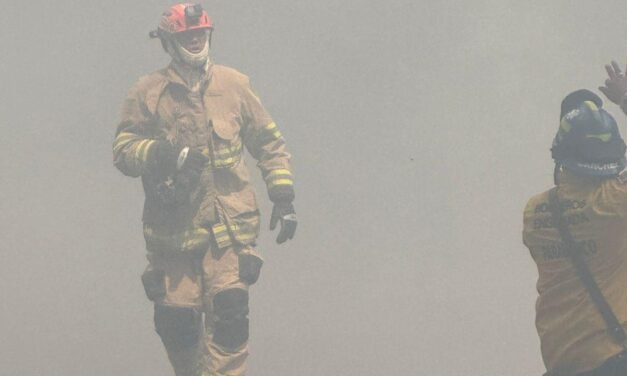 DESPUÉS DE 6 HORAS, BOMBEROS LOGRAN CONTROLAR INCENDIO EN YONQUE DE ENSENADA