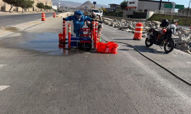 AUTORIDADES DE TIJUANA CONTROLAN DERRAME DE ÁCIDO EN EL BULEVAR 2000
