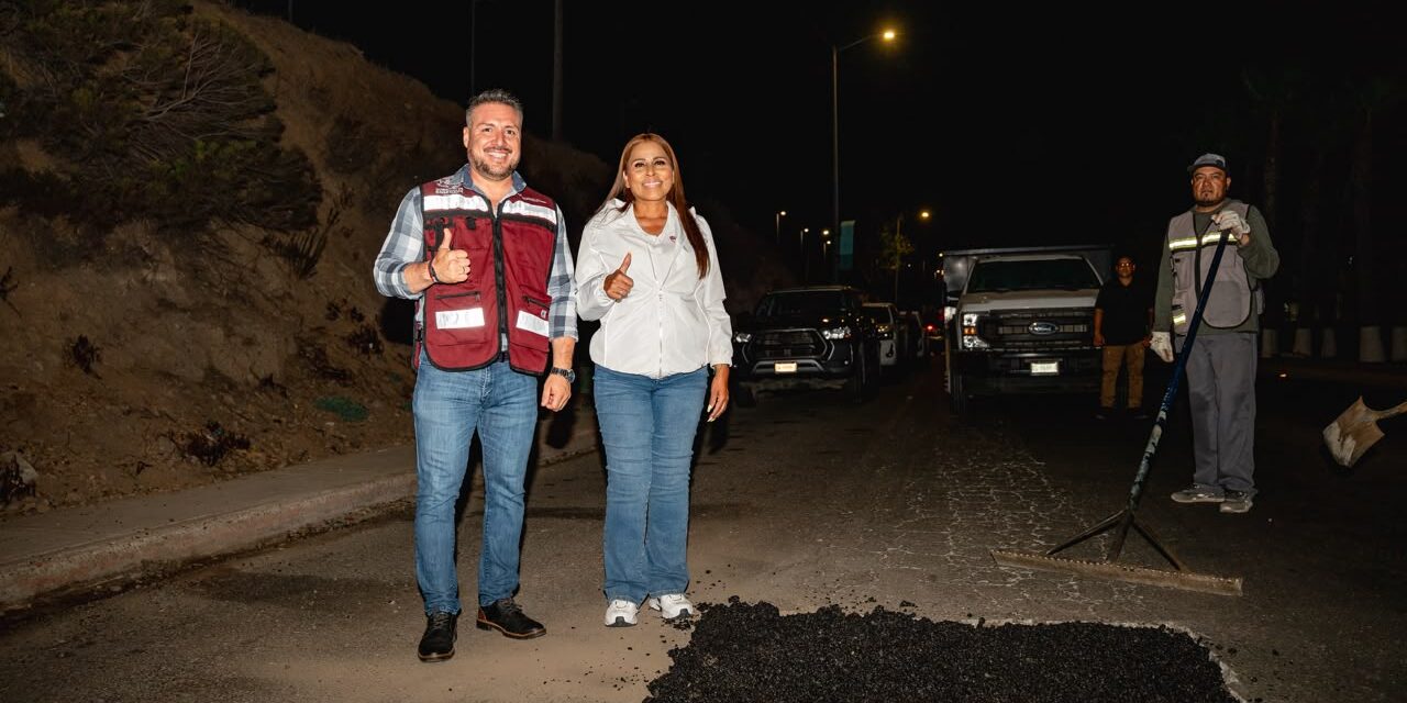 Claudia Agatón arranca bacheo nocturno en la carretera Ensenada-San Miguel