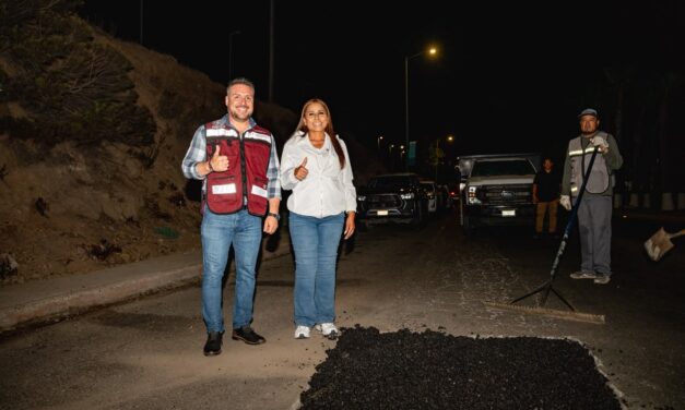 Claudia Agatón arranca bacheo nocturno en la carretera Ensenada-San Miguel