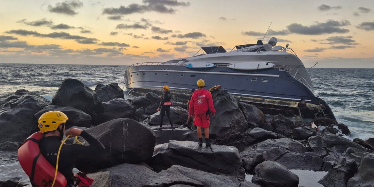 Auxilian Bomberos y Armada a tres tripulantes de yate encallado en La Salina