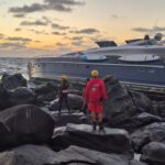 Auxilian Bomberos y Armada a tres tripulantes de yate encallado en La Salina