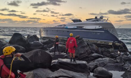 Auxilian Bomberos y Armada a tres tripulantes de yate encallado en La Salina