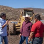 Lleva Armando Ayala maquinaria para limpiar terrenos y calles de afectados por Rachel