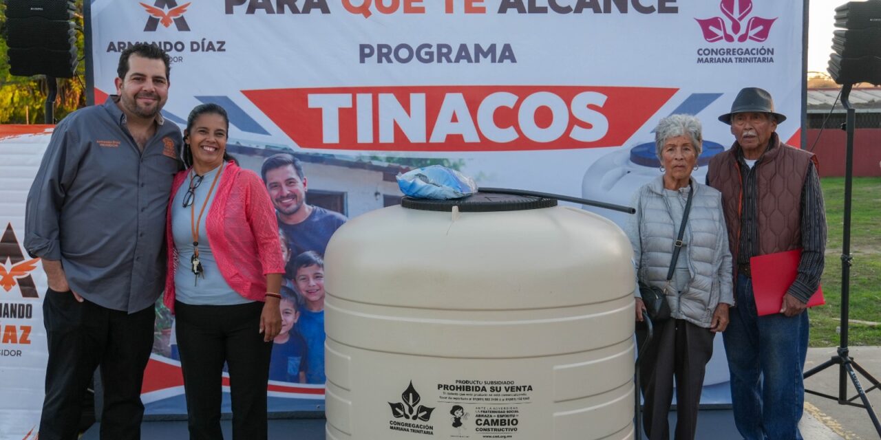 HACE REGIDOR ARMANDO DIAZ HOEFLICH ENTREGA DE TINACOS EN LA COLONIA LOMA LINDA