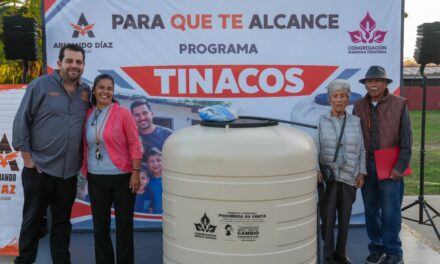 HACE REGIDOR ARMANDO DIAZ HOEFLICH ENTREGA DE TINACOS EN LA COLONIA LOMA LINDA